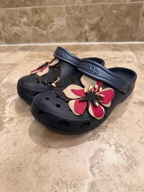 CROCS Navy with Pink & Cream Floral Charms